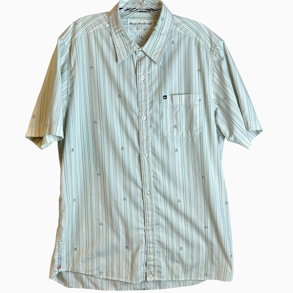 VTG Quiksilver short-sleeve button-down Striped Shirt Size L Skull N Bones Motif